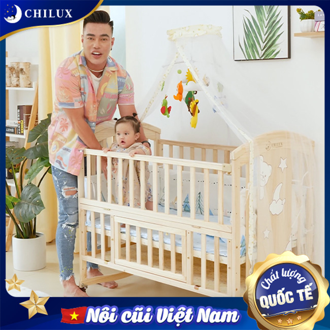 Lê Dương Bảo Lâm cùng con sử dụng cũi cho bé Chilux ở nấc 2 Lê Dương Bảo Lâm cùng con sử dụng cũi cho bé Chilux ở nấc 2