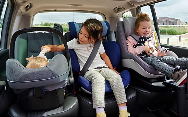 Ba mẹ có nên mua ghế ngồi ô tô cho bé không?