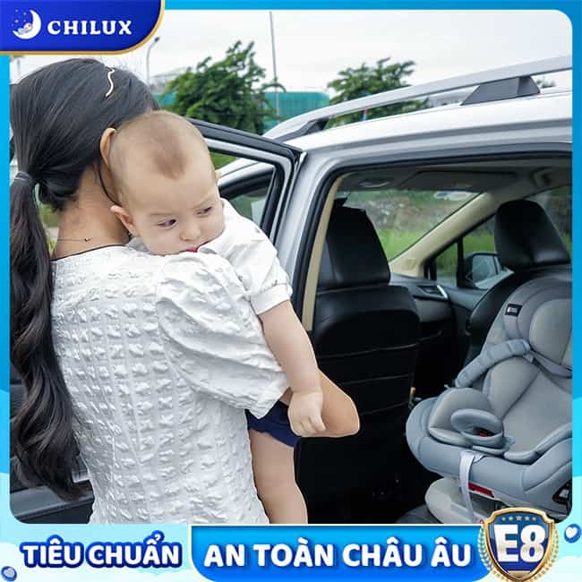 Ghế ngồi ô tô cho bé Chilux Roy 360 nên gắn ở hàng ghế sau để con được an toàn hơn khi di chuyển bằng ô tô