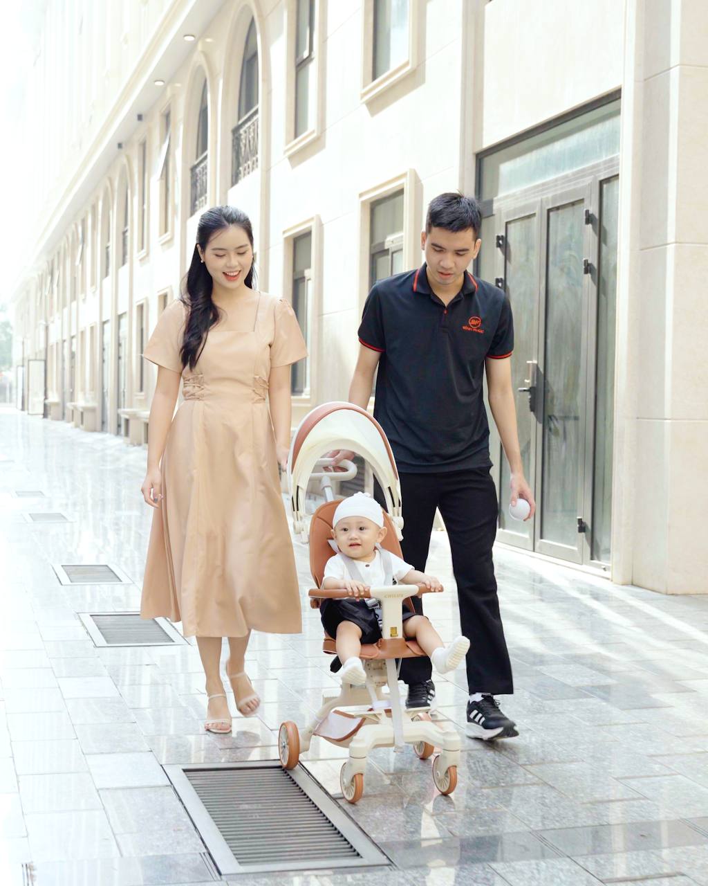 Chiếc xe đẩy phù hợp giúp ba mẹ di chuyển nhẹ nhàng hơn trong những chuyến đi