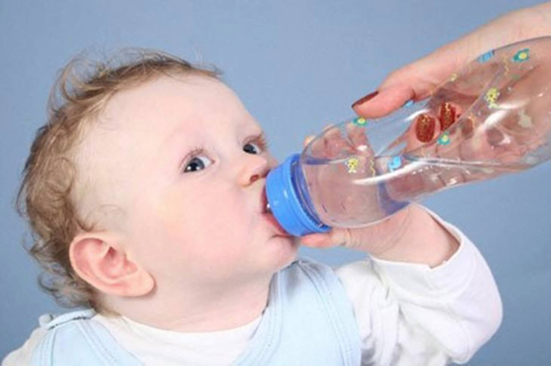 Bé sơ sinh có nên cho uống nước? Việc hấp thu sữa của bé sẽ bị ảnh hưởng nếu bé uống quá nhiều nước