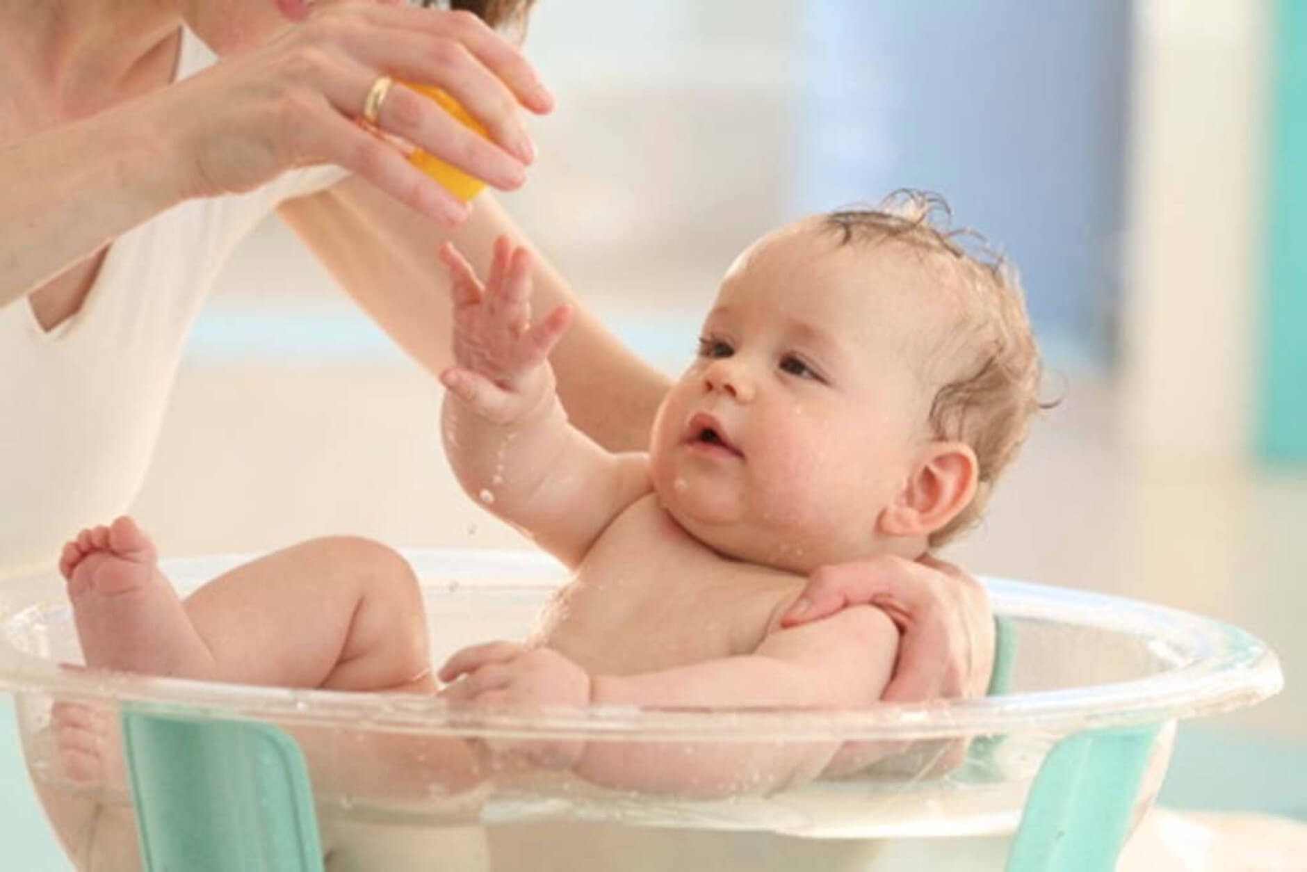 Hướng dẫn chăm sóc trẻ sơ sinh trong việc tắm gội