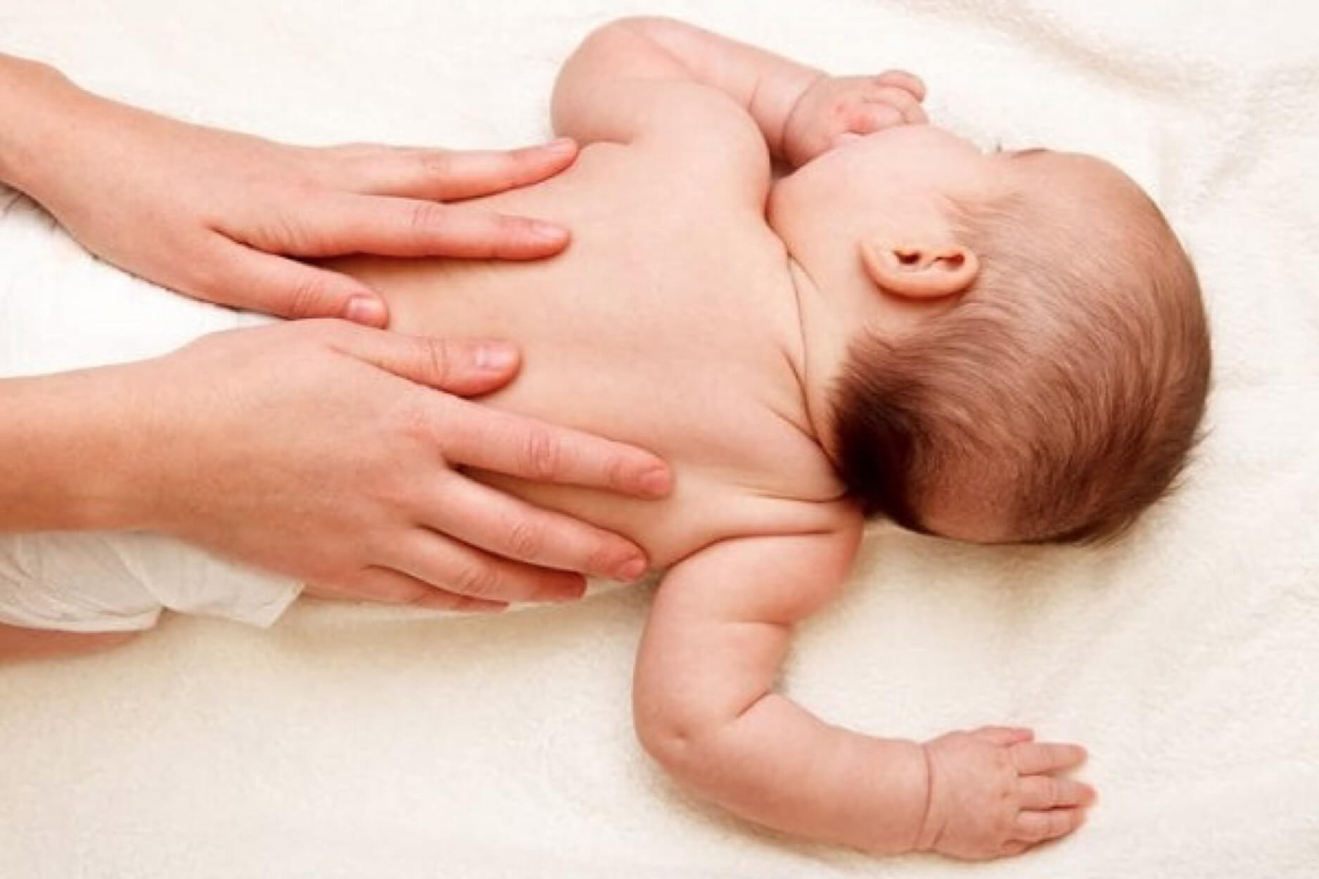 Massage cũng là cách trị nấc cụt cho trẻ sơ sinh
