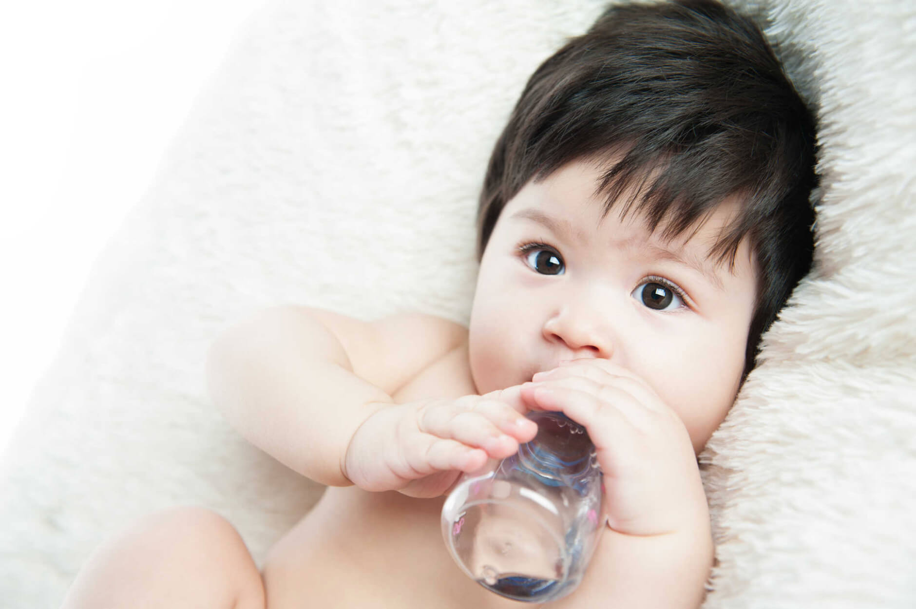 Có nên cho trẻ sơ sinh uống nước không?