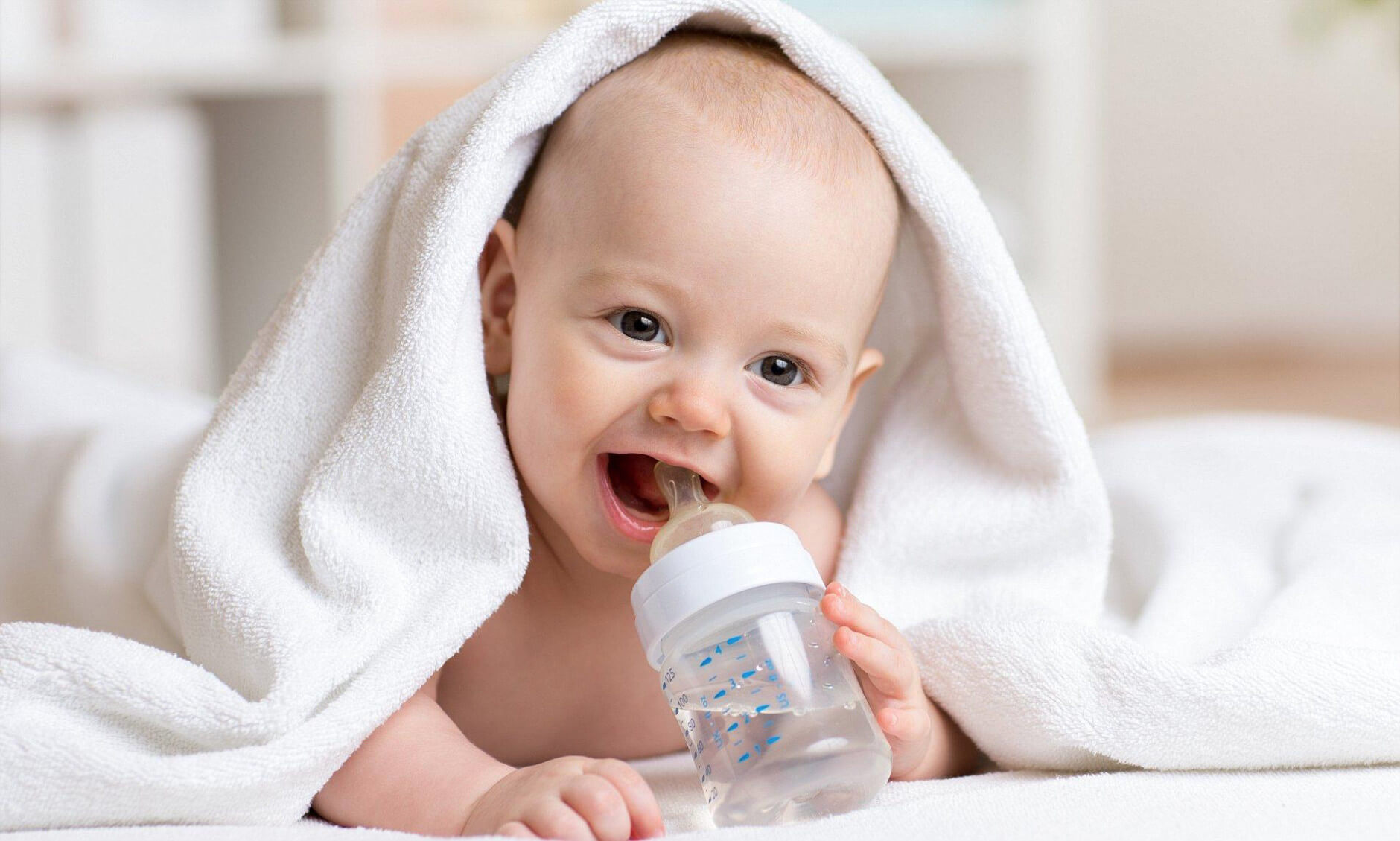 Cùng ba mẹ tham khảo bé sơ sinh có nên cho uống nước?