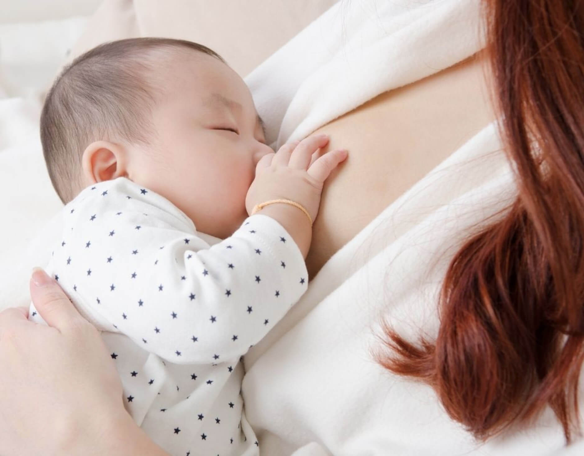 Massage vú giảm tình trạng cương sữa sinh lý sau sinh