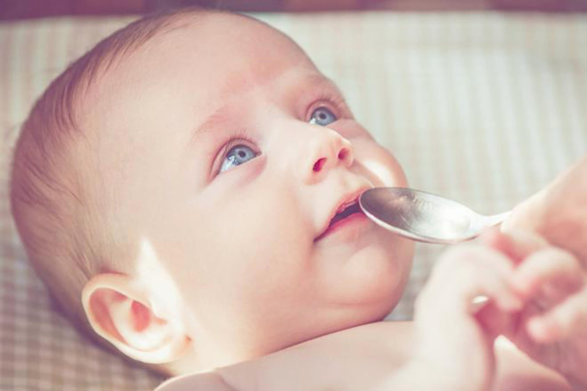 Trẻ từ 4-6 tháng tuổi có thể uống vài ngụm nước nhỏ mỗi ngày