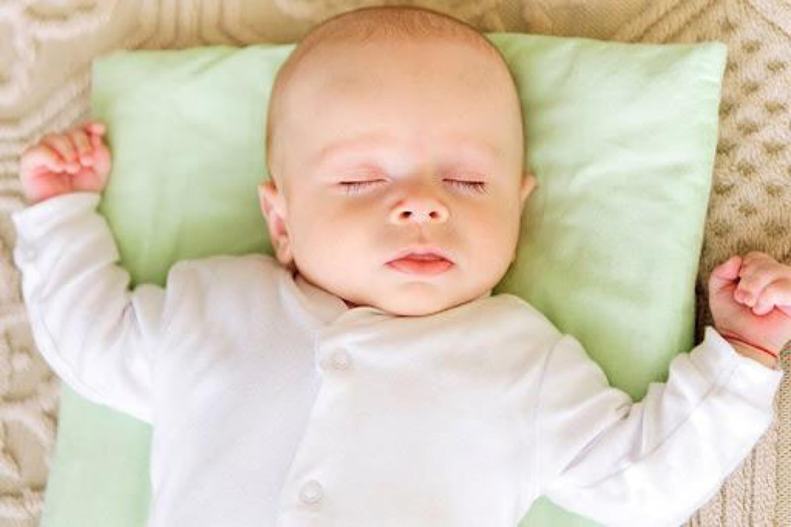 Trẻ sơ sinh ngủ nhiều bú ít tiềm ẩn những nguy cơ về sức khỏe