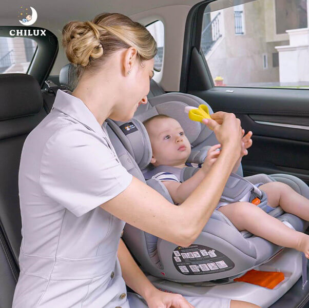 Ghế ngồi ô tô trẻ em là vật dụng cần thiết