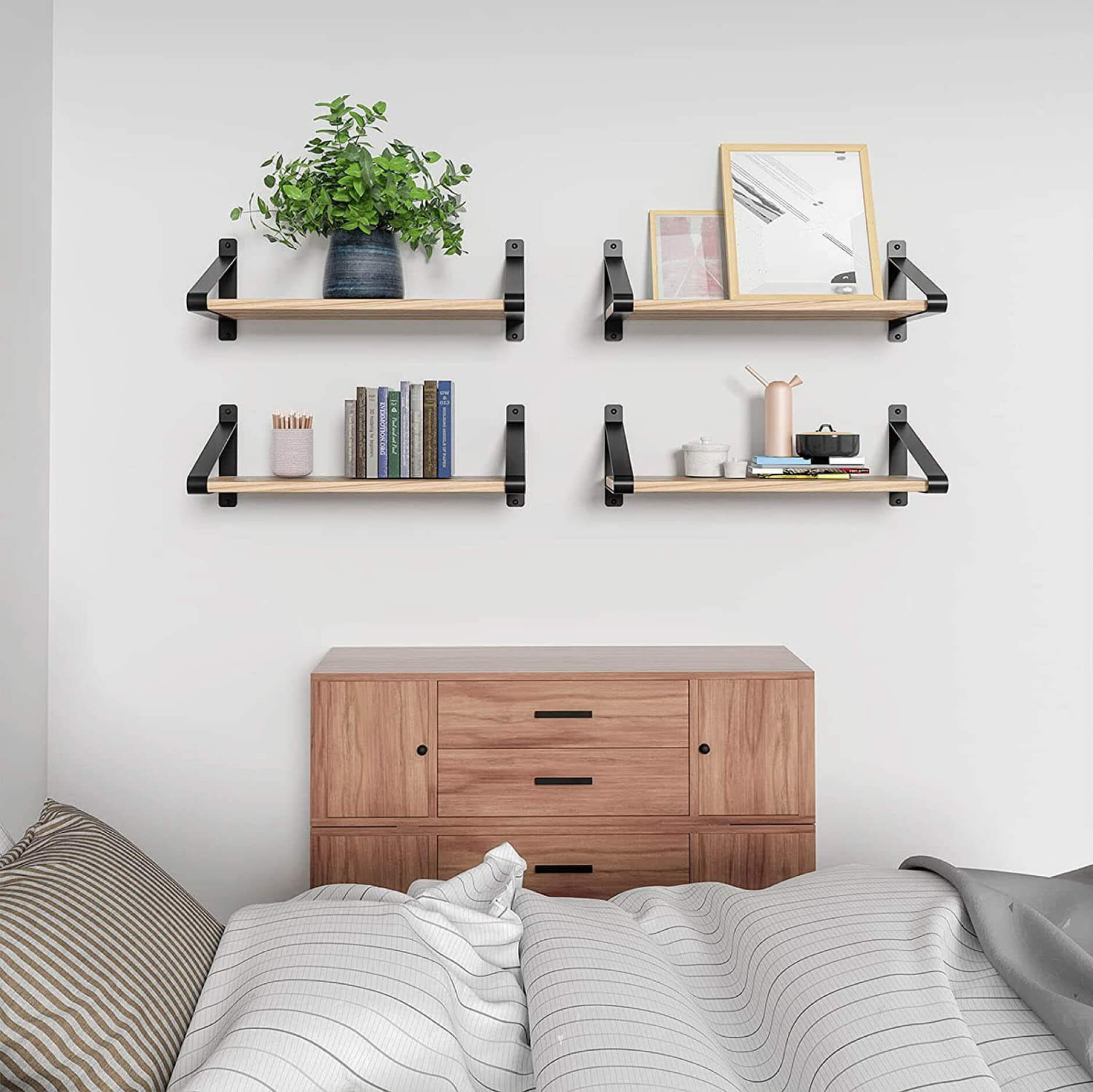 Trang trí phòng ngủ đơn giản với kệ gỗ