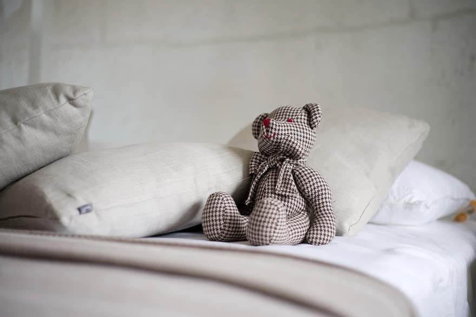 Trang trí phòng ngủ nhỏ bằng gấu bông