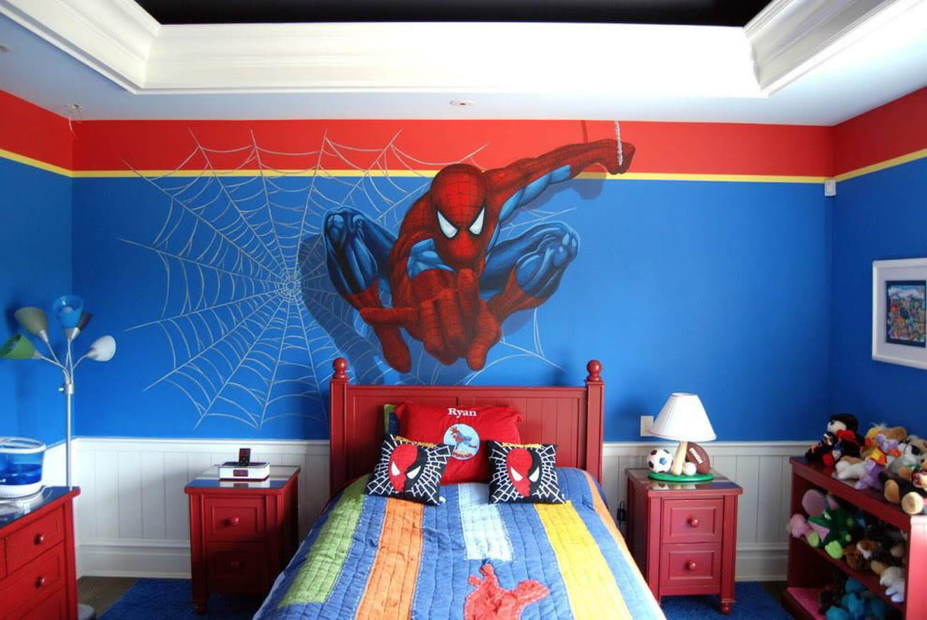 Vẽ tranh tường phòng ngủ cho bé trai có nhân vật người nhện