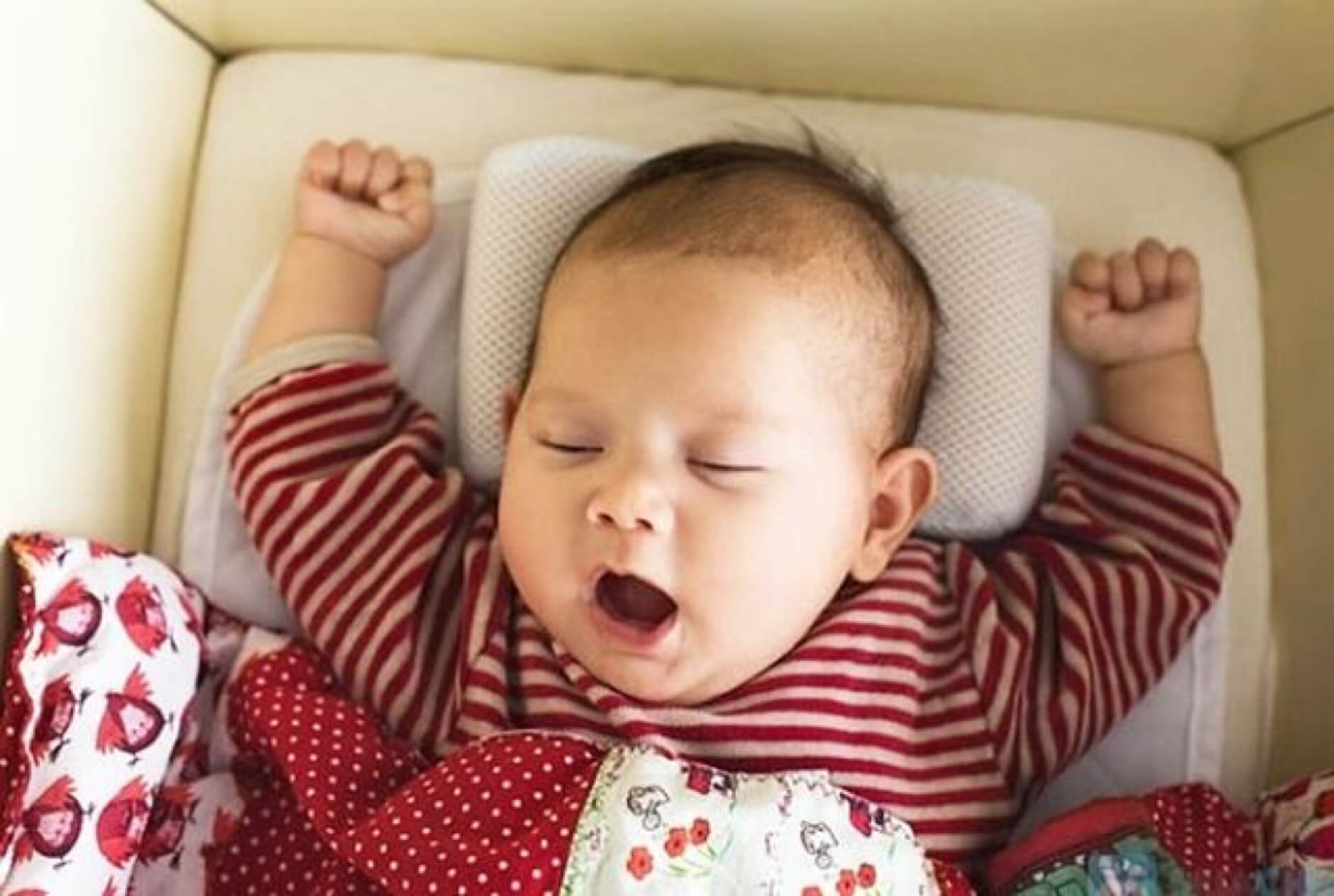 Trẻ sơ sinh không nên sử dụng gối khi ngủ