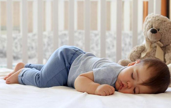 Mẹ nên cho trẻ sơ sinh nằm sấp khi thức và có sự theo dõi từ người lớn