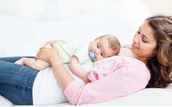 Hướng dẫn cách đặt trẻ sơ sinh nằm sấp trên bụng ba mẹ