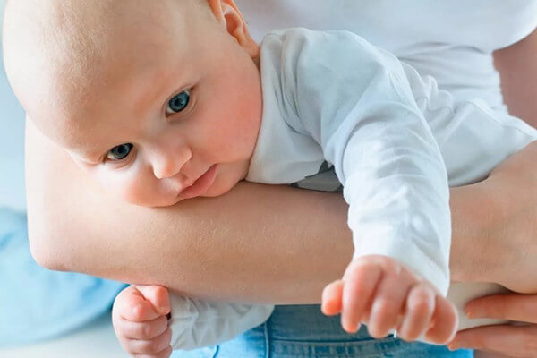 Khi bế trẻ sơ sinh đang nằm sấp, ba mẹ cần chú ý nhiều hơn so với khi trẻ nằm ngửa