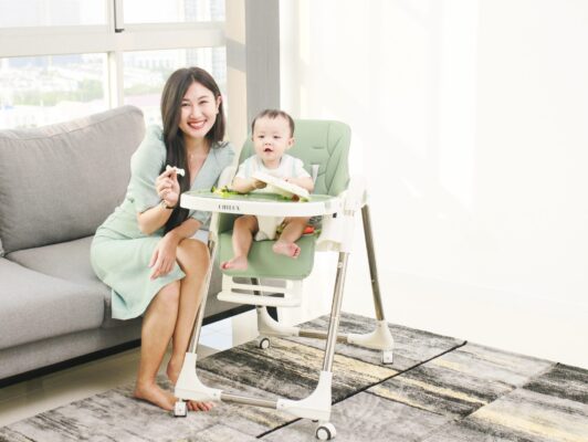 Mấy tháng cho bé ngồi ghế ăn dặm