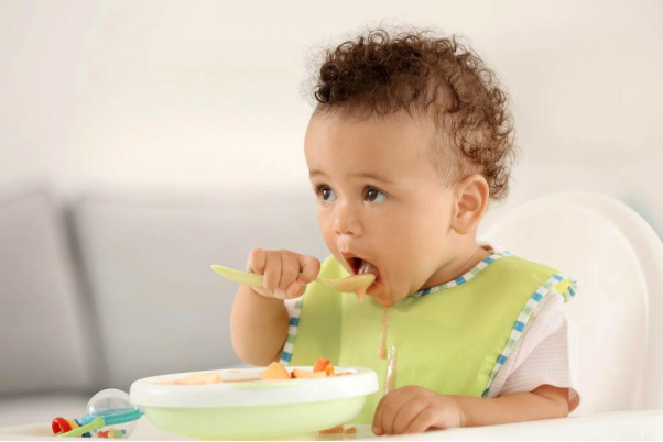 Trẻ 4 tháng tuổi ăn dặm mấy bữa