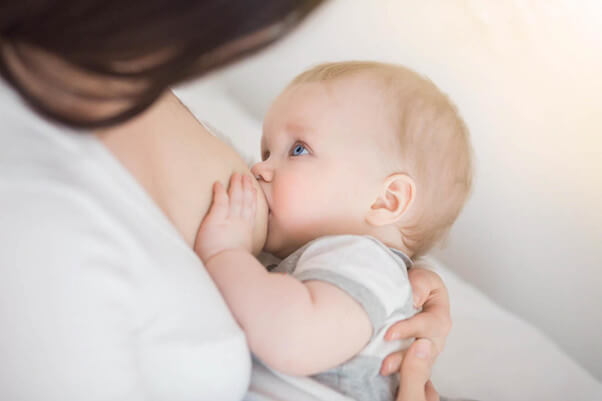 Sữa mẹ vẫn là nguồn dinh dưỡng quan trọng cho bé