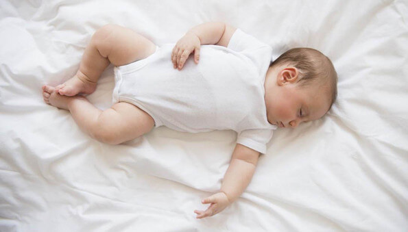 Đánh thức trẻ sơ sinh sau giấc ngủ kéo dài từ 2-3 tiếng để cho bé bú mẹ