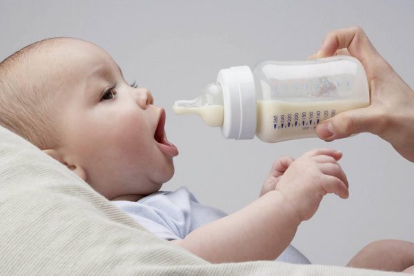 Nhiệt độ sữa cho trẻ sơ sinh uống khi dùng sữa công thức là từ 37 độ C