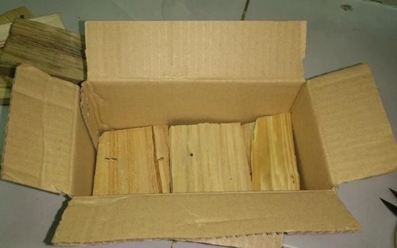 Chống mối mọt bàn học gỗ bằng bìa carton