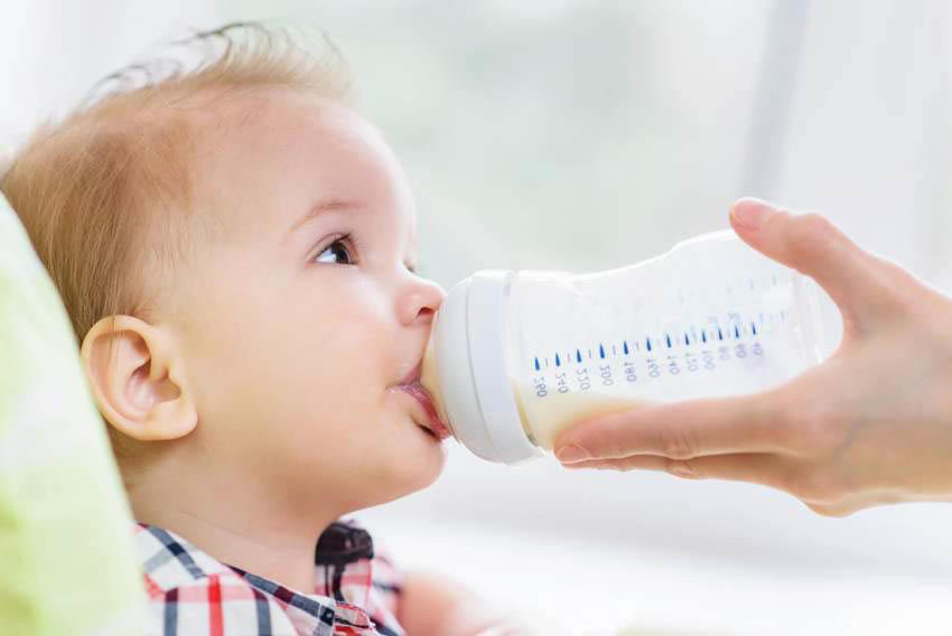 Cách đổi sữa cho trẻ sơ sinh giúp bé phát triển toàn diện