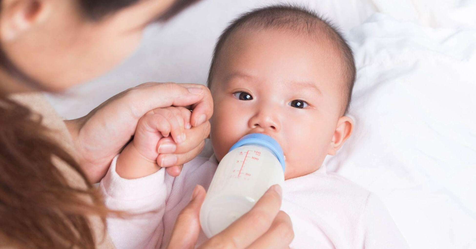 Một số lưu ý giúp các mẹ đổi sữa cho bé đúng cách