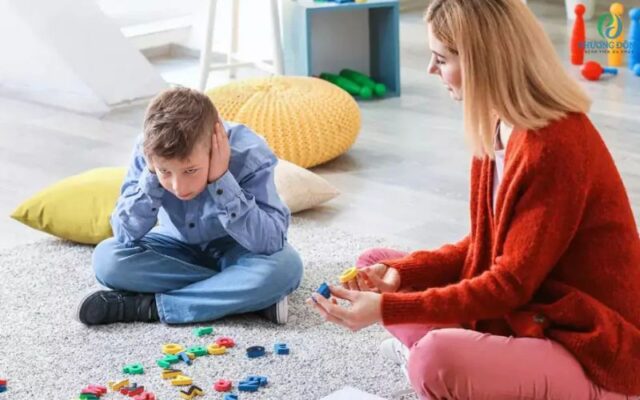 Trẻ rối loạn phổ tự kỷ gặp khó khăn trong giao tiếp xã hội 