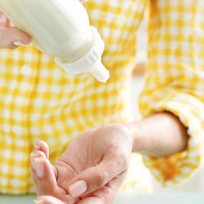 Kiểm tra nhiệt độ sữa sau khi sử dụng máy hâm