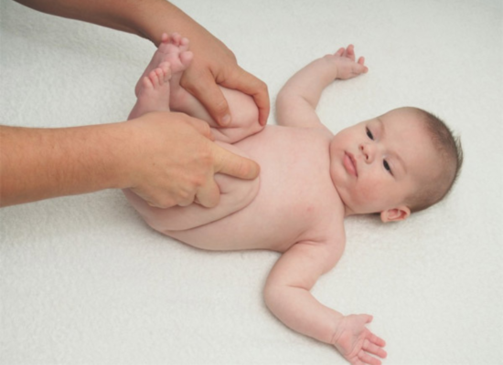 Bài tập “xe đạp” giúp khí trong đường ruột bé di chuyển và dễ dàng thoát ra ngoài