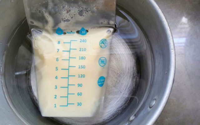 Rã đông sữa mẹ đúng cách bằng nước lạnh