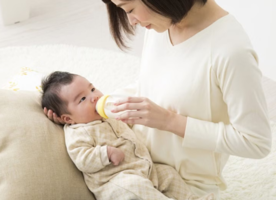 Giữ bé ở tư thế thẳng đứng khi bú hoặc dùng các loại gối chống trào ngược