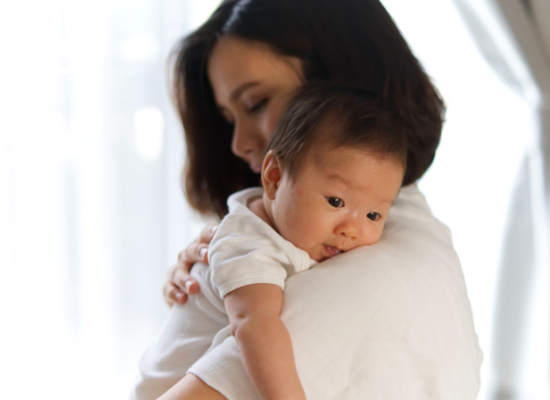 Giúp bé ợ hơi sau mỗi cữ bú đều đặn giúp tránh tình trạng không khí bị giữ lại