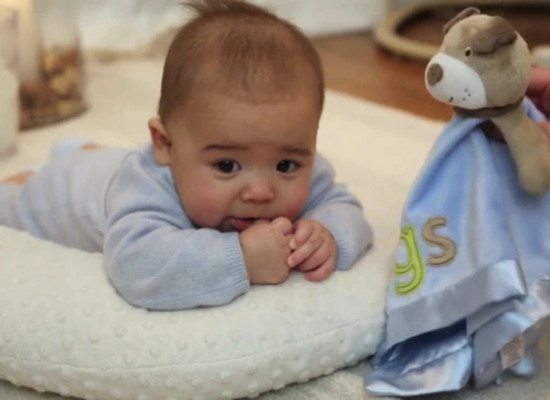 Khi bé nằm sấp, hơi trong ruột sẽ dễ di chuyển hơn