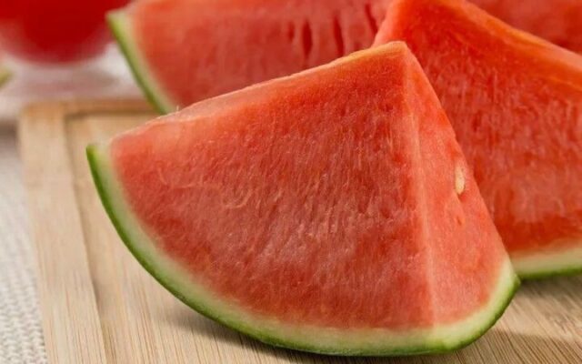 Không nên ăn dưa hấu sau sinh