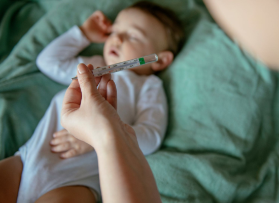 Nên đưa bé đi khám khi bé có tình trạng sốt kéo dài
