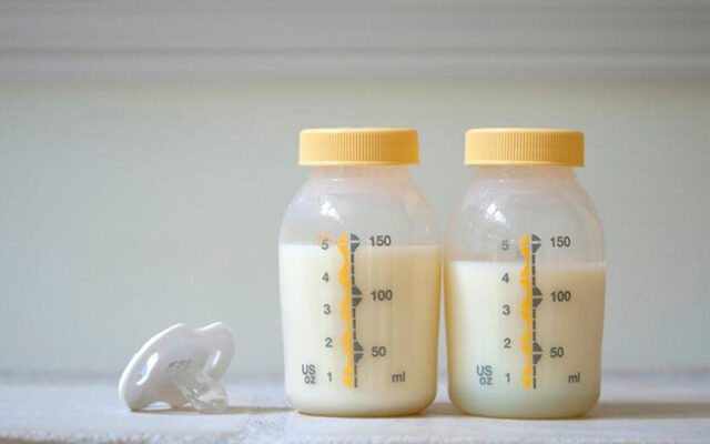 Sữa mẹ loãng có phải là dấu hiệu xấu?
