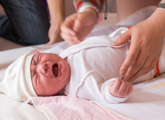 Trẻ quấy khóc dai dẳng, cong lưng, co chân vào bụng, khó dỗ do chướng bụng