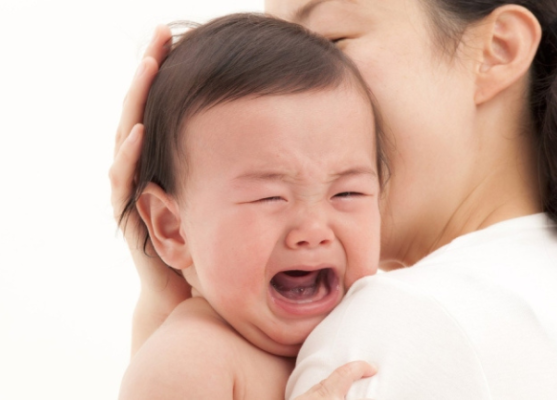 Bé bủ sữa mẹ và khó chịu