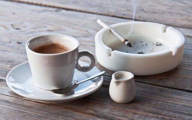 Dùng các chất kích thích, đồ uống caffein