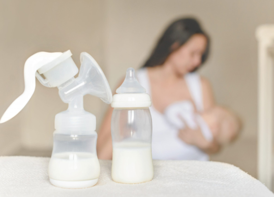 Hút sữa mẹ sau sinh sẽ kích thích sữa nhiều cho mẹ