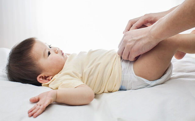 Theo dõi số lượng và tình trạng tã của bé