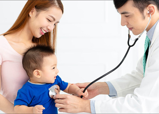 Trẻ đi khám bác sĩ