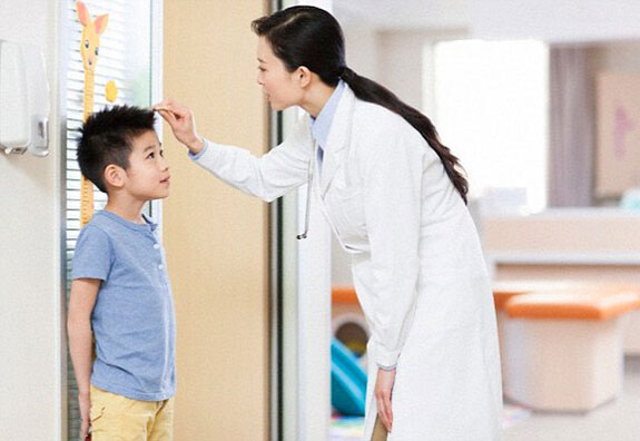 Ba mẹ lo lắng khi, thấy chiều cao cân nặng bé trai thấp hơn chuẩn WHO?