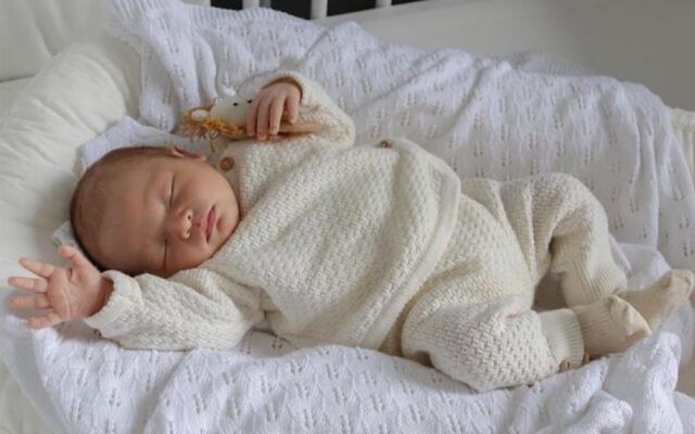 Bé ngủ ngon, thoải mái sau khi bú