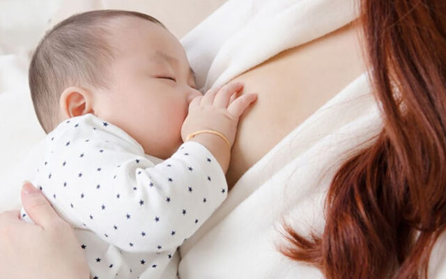 Cho bé bú giúp rút ngắn thời gian ra sản dịch