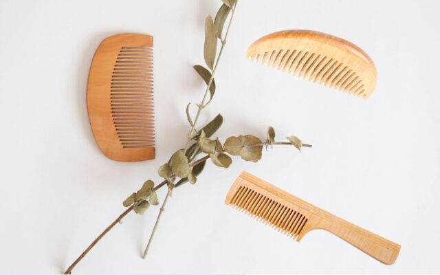 Dùng lược gỗ chải chữa tắc sữa