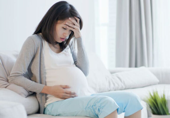 Nên đi viện khi bầu bị cúm xuất hiện tình trạng đau bụng dữ dội