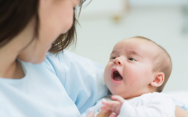 Sữa mẹ đặc và vàng giúp bé phát triển khoẻ mạnh